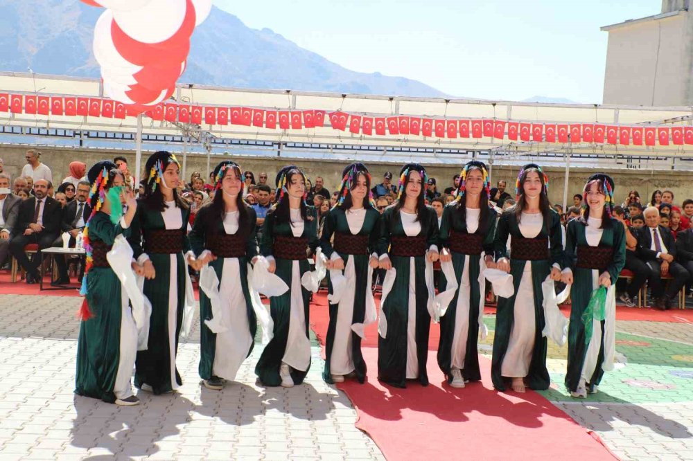 Hakkari’de İlköğretim Haftası  kutlandı