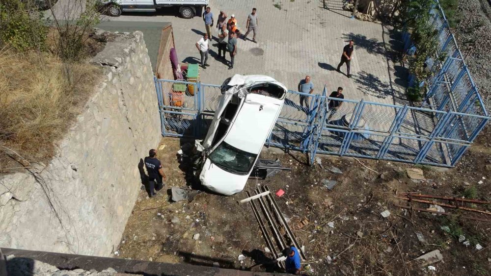 Malatya'da köprüden uçan araç dik şekilde asılı kaldı