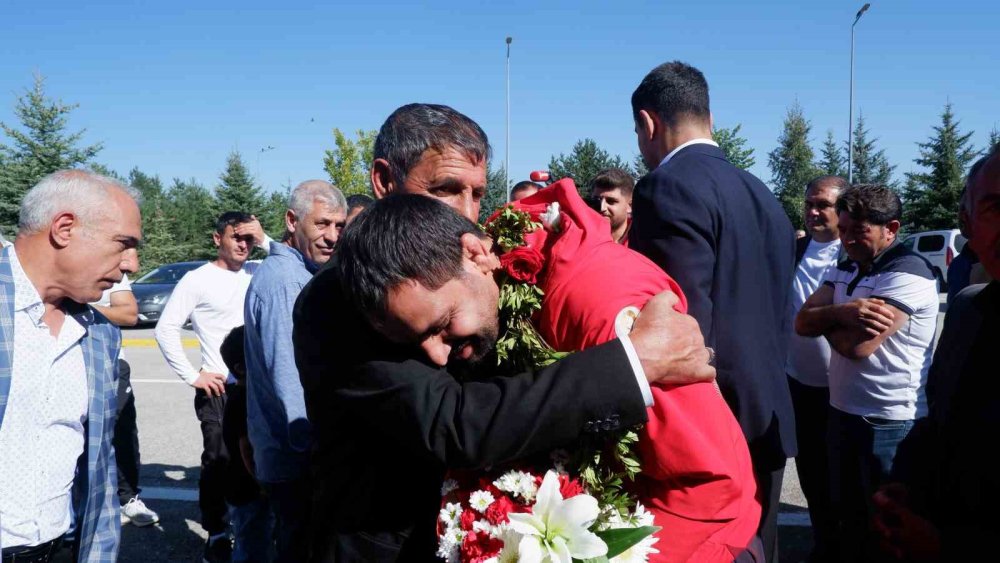 Olimpiyat şampiyonu İbrahim, memleketi Erzurum’da omuzlarda karşılandı