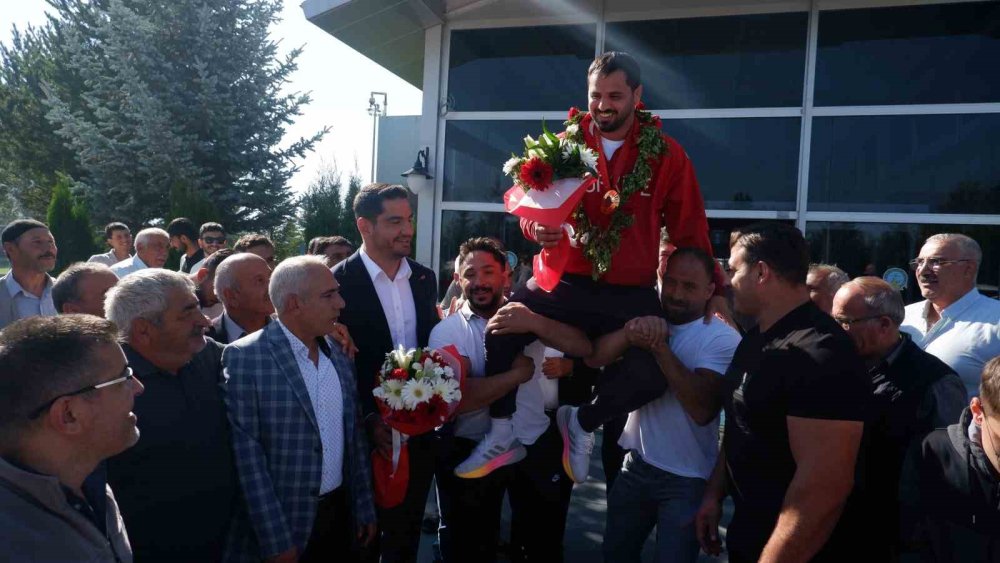 Olimpiyat şampiyonu İbrahim, memleketi Erzurum’da omuzlarda karşılandı