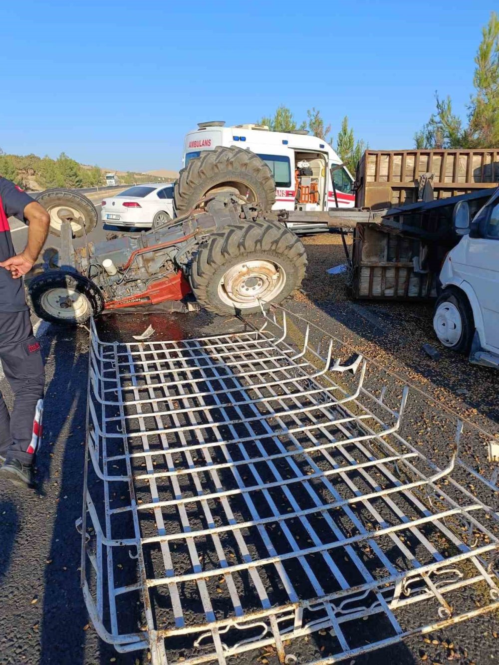 Tarım işçilerini taşıyan minibüs traktörle çarpıştı: 12 kişi yaralandı