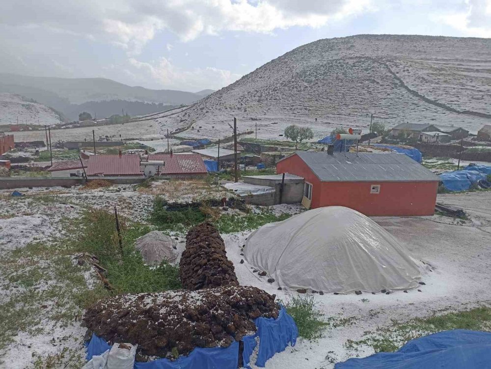 Ardahan'ın Hanak ilçesi dolu yağışı ile beyaza büründü