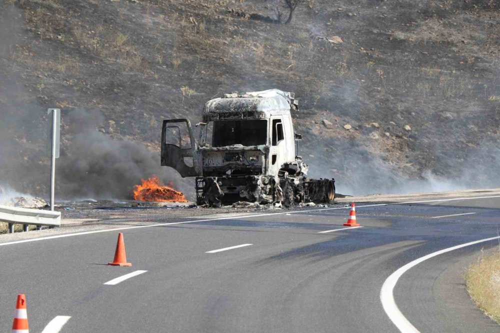 Erzincan’da seyir halindeki tır alev aldı