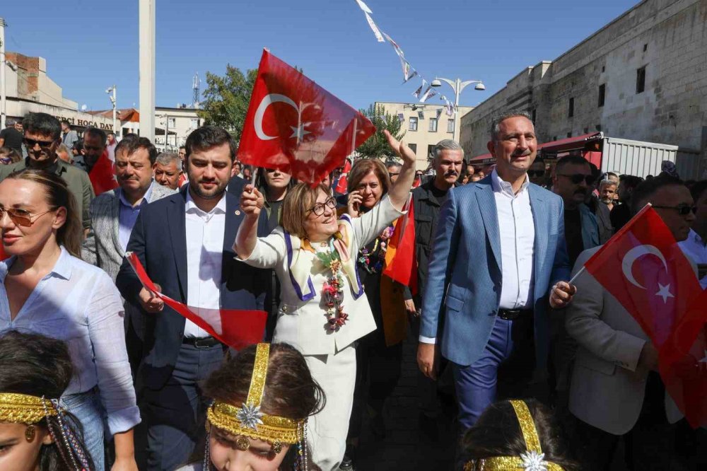 Gastroantep festivali düzenlenen kortejle başladı