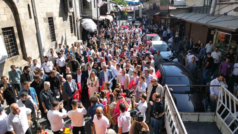 Gastroantep festivali düzenlenen kortejle başladı