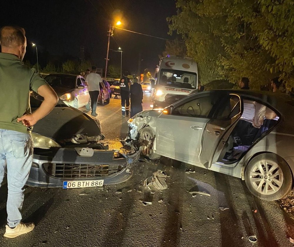 Otomobiller kafa kafaya çarpıştı: 3 kişi yaralandı