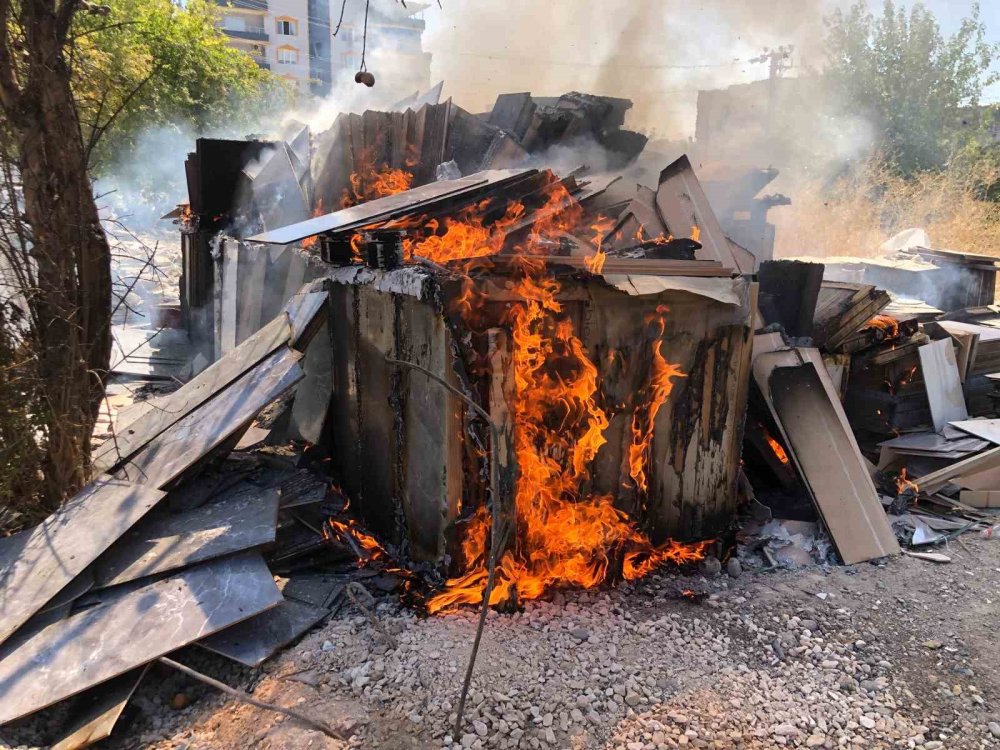 Adıyaman'da boş arazide bulunan yapı malzemeleri alev alev yandı