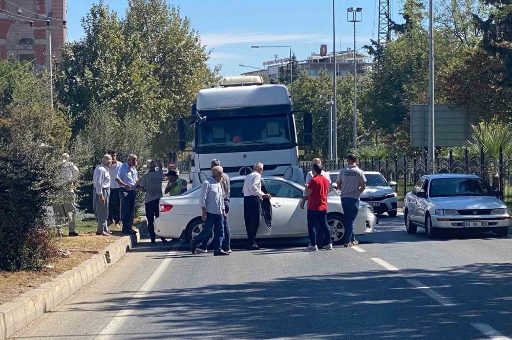 Adıyaman'da, çimento tankeriyle çarpışan otomobil sürüklendi