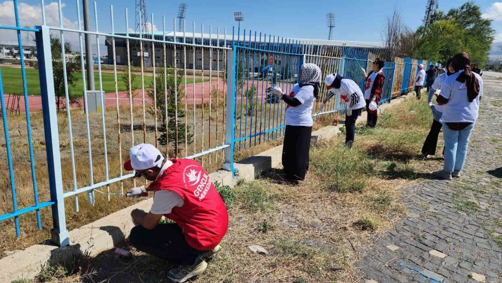 Gençlik merkezi gönüllüleri Kazım Karabekir Stadyumu’nun çehresini değiştirdi