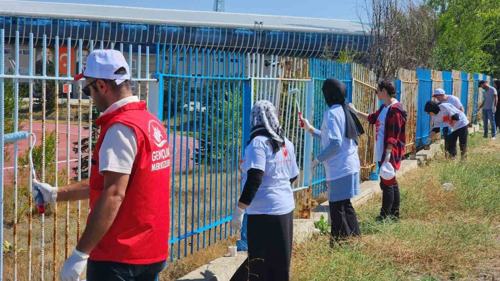 Gençlik merkezi gönüllüleri Kazım Karabekir Stadyumu’nun çehresini değiştirdi