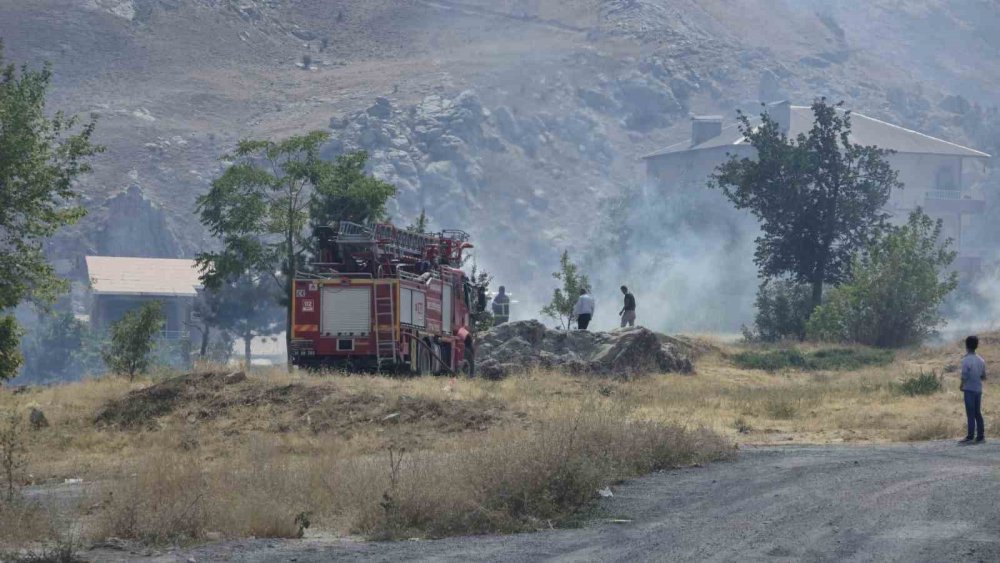 Hakkari Dağgöl Mahallesi'de anız yangını