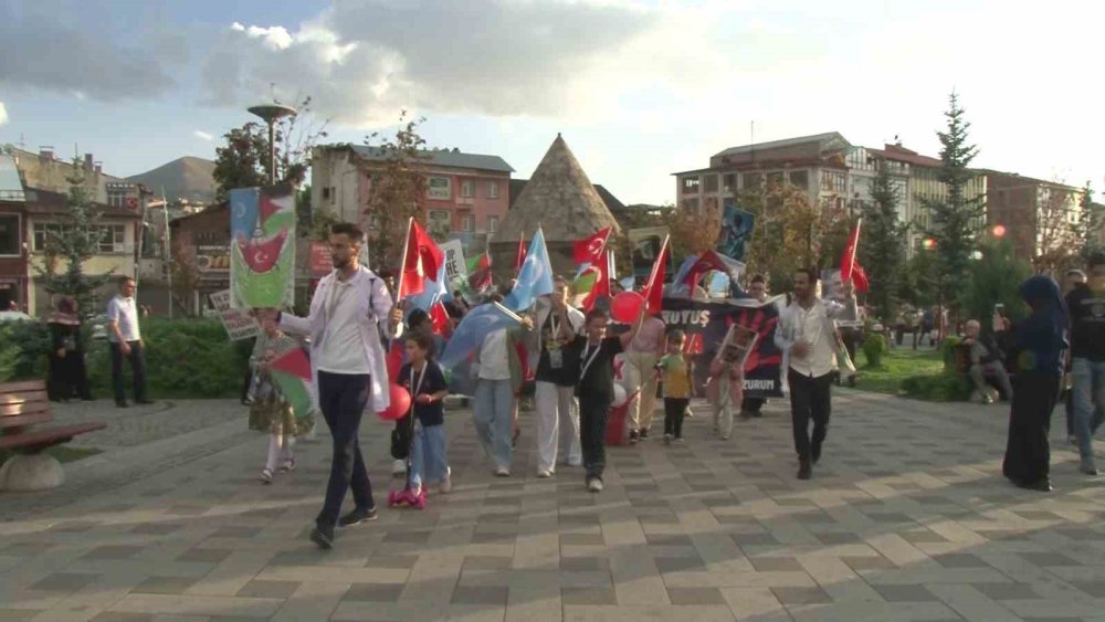 Sağlık personeli Erzurum’da İsrail’i protesto etti