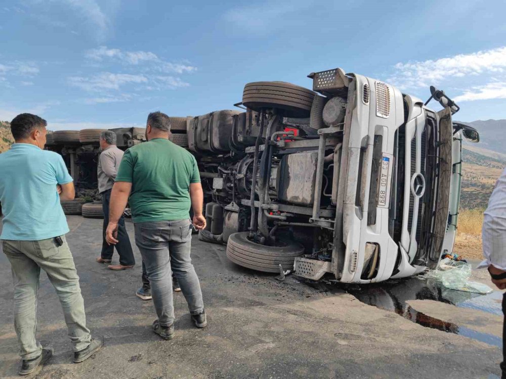 Tır devrildi: Siirt-Şırnak karayolu trafiğe kapandı