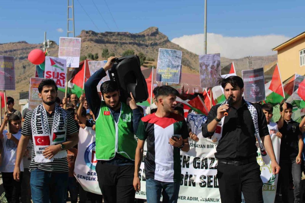 Hakkari Derecik’te Filistin’e destek yürüyüşü yapıldı