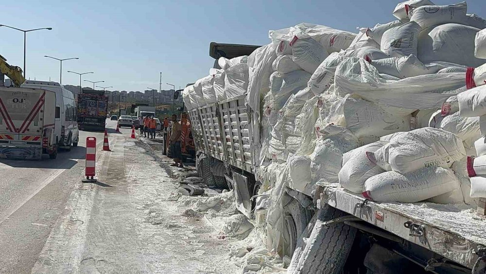 Antep'te kontrolden çıkan tır, kireç yüklü tıra çarptı: 1 yaralı