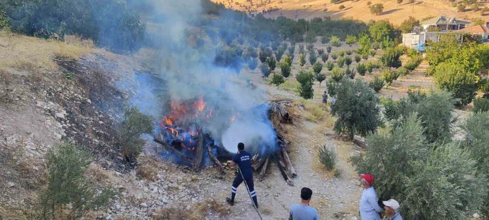 Adıyaman'ın Gölbaşı ilçesinde kış için ayrılan odunlar alev alev yandı