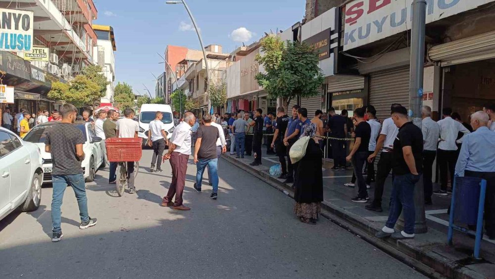 Batman’da bir kuyumcu kendi kafasına sıktığı mermi yanında oturan kişiye sekti