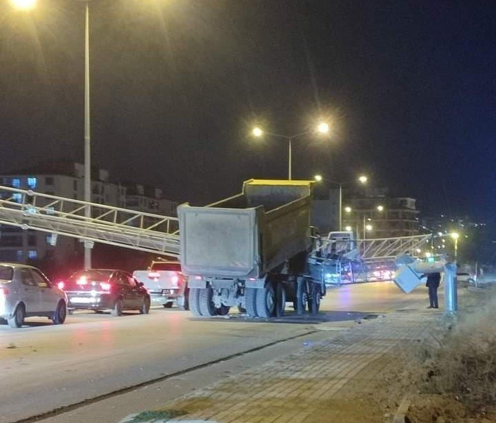 Elazığ'da damperi açık kamyon KGYS direğini devirdi