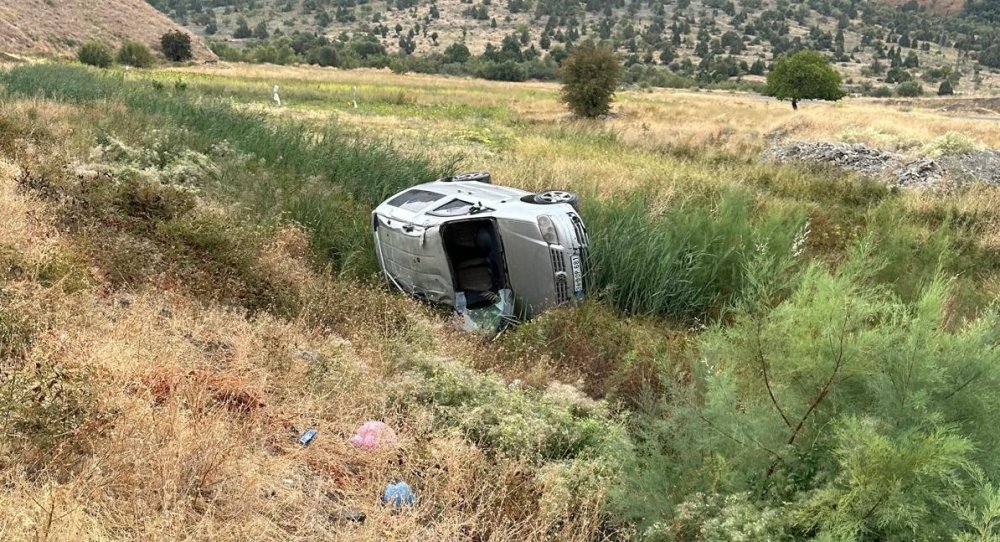 Hakkari’de hafif ticari araç takla attı: 2’si çocuk 4 yaralı