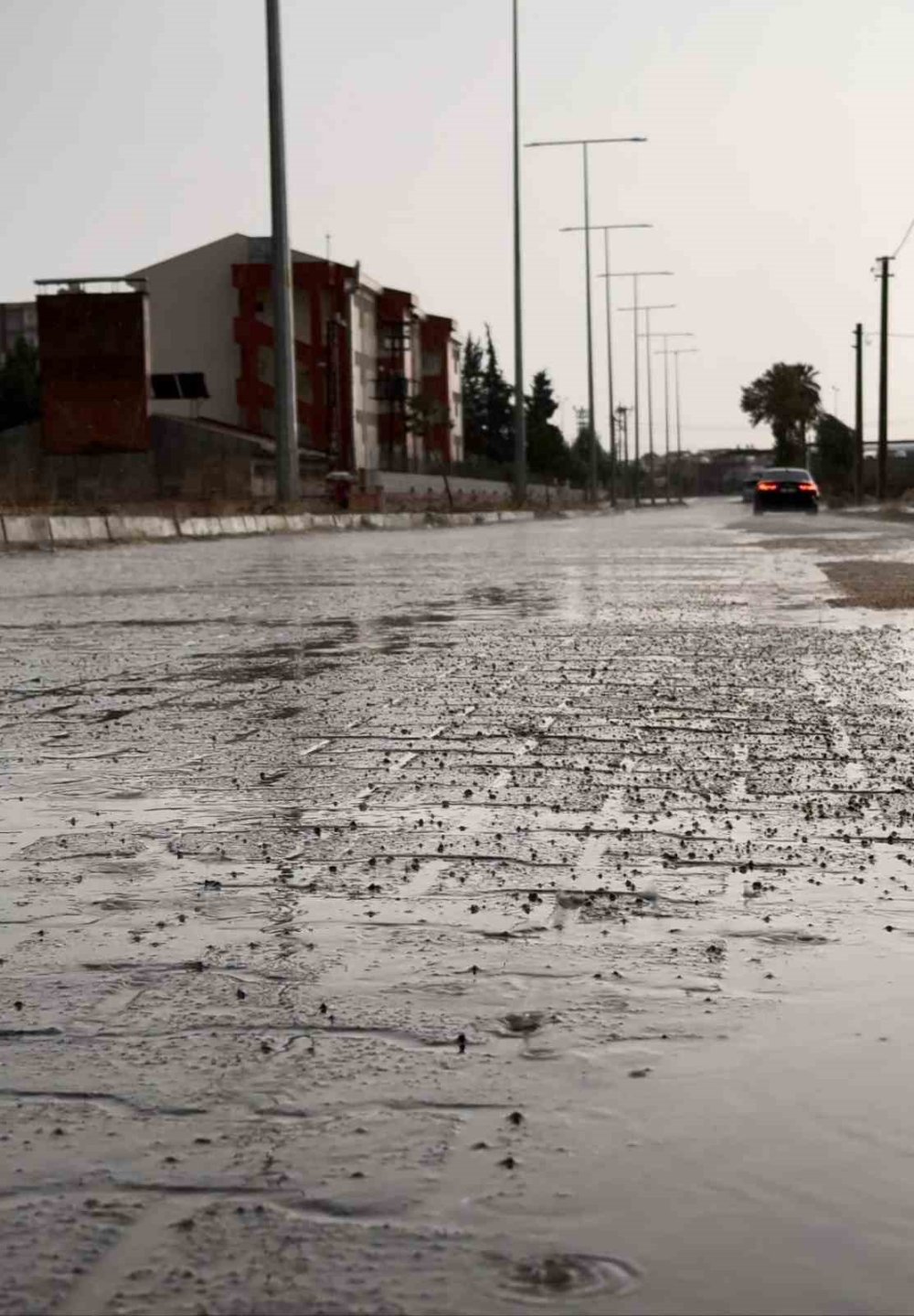 Kızıltepe'de sağanak yağış hayatı olumsuz etkiledi