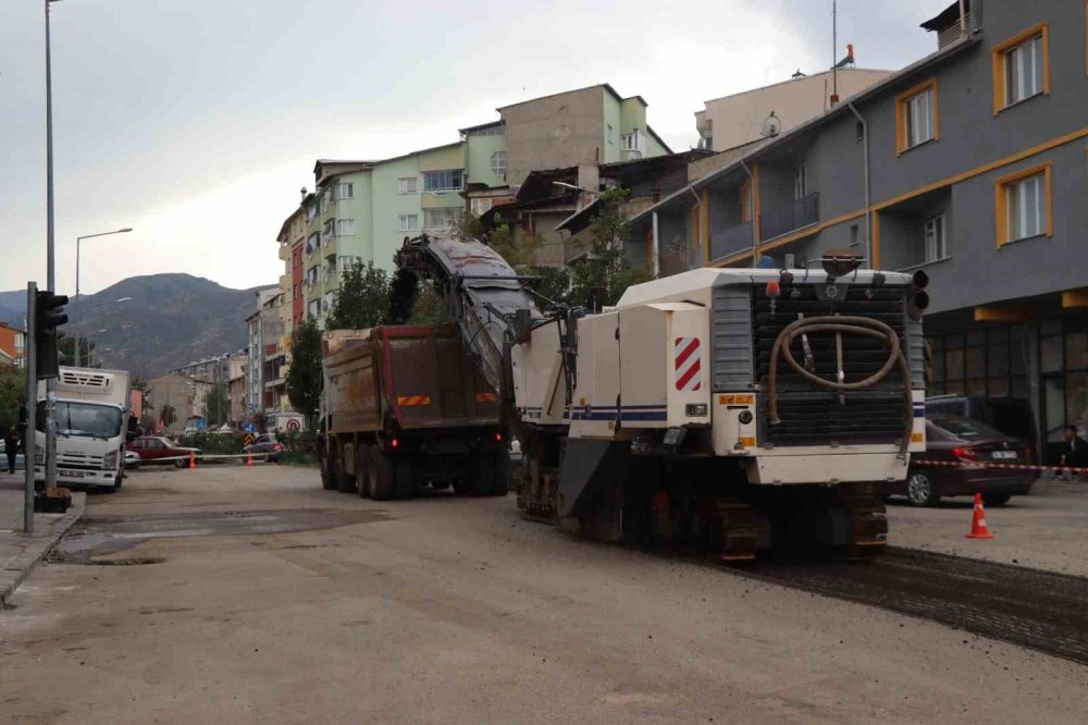 Oltu’da yollar yeniden asfaltlanıyor