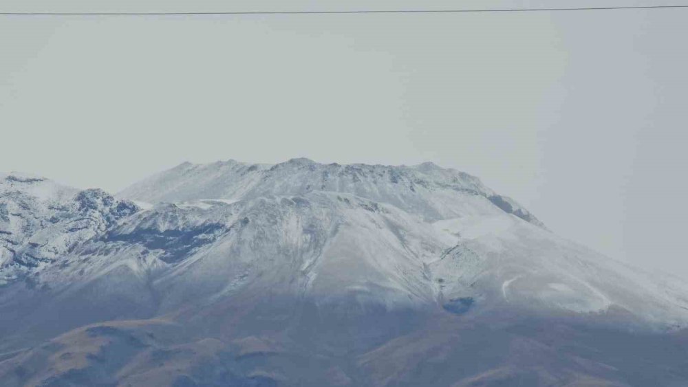 Süphan Dağı’na yılın ilk karı yağdı