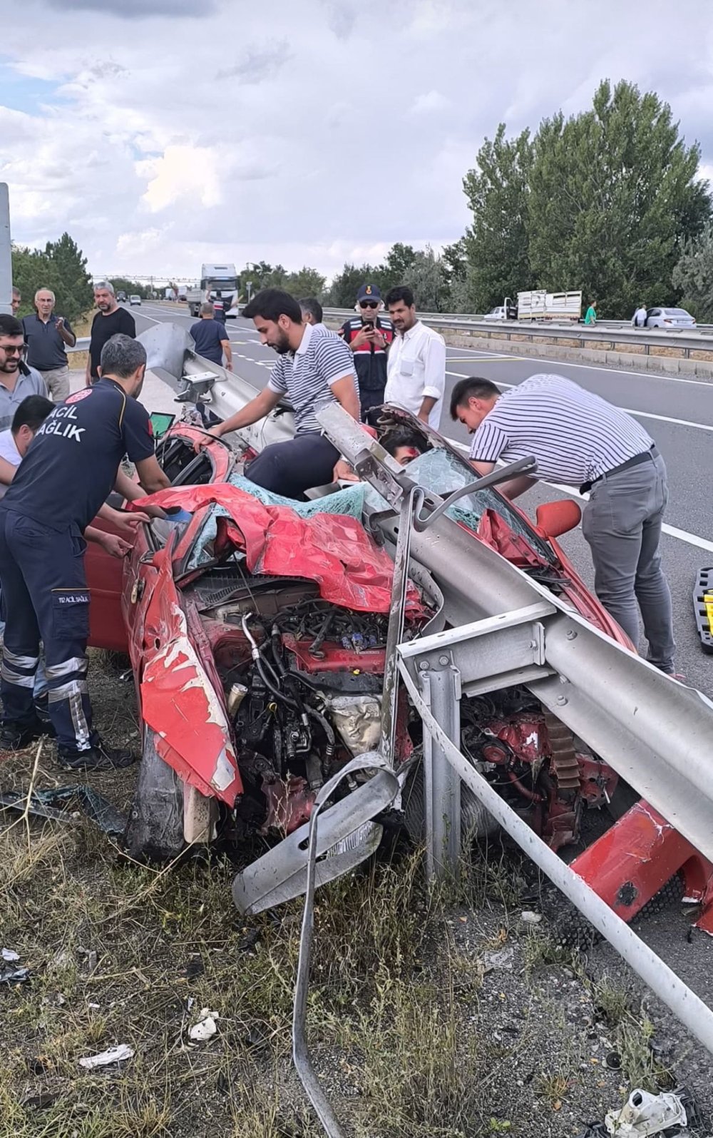 Ankara'da bariyere çarpan otomobil ikiye bölündü; 1 kişi öldü, 1 kişi yaralandı