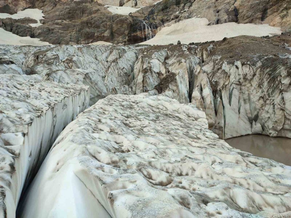 Hakkari’deki 20 bin yıllık Cilo buzulları eriyor