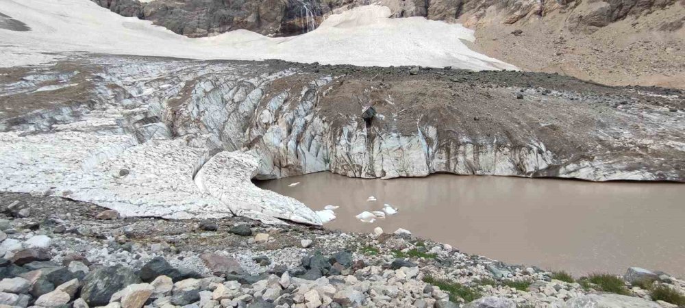 Hakkari’deki 20 bin yıllık Cilo buzulları eriyor