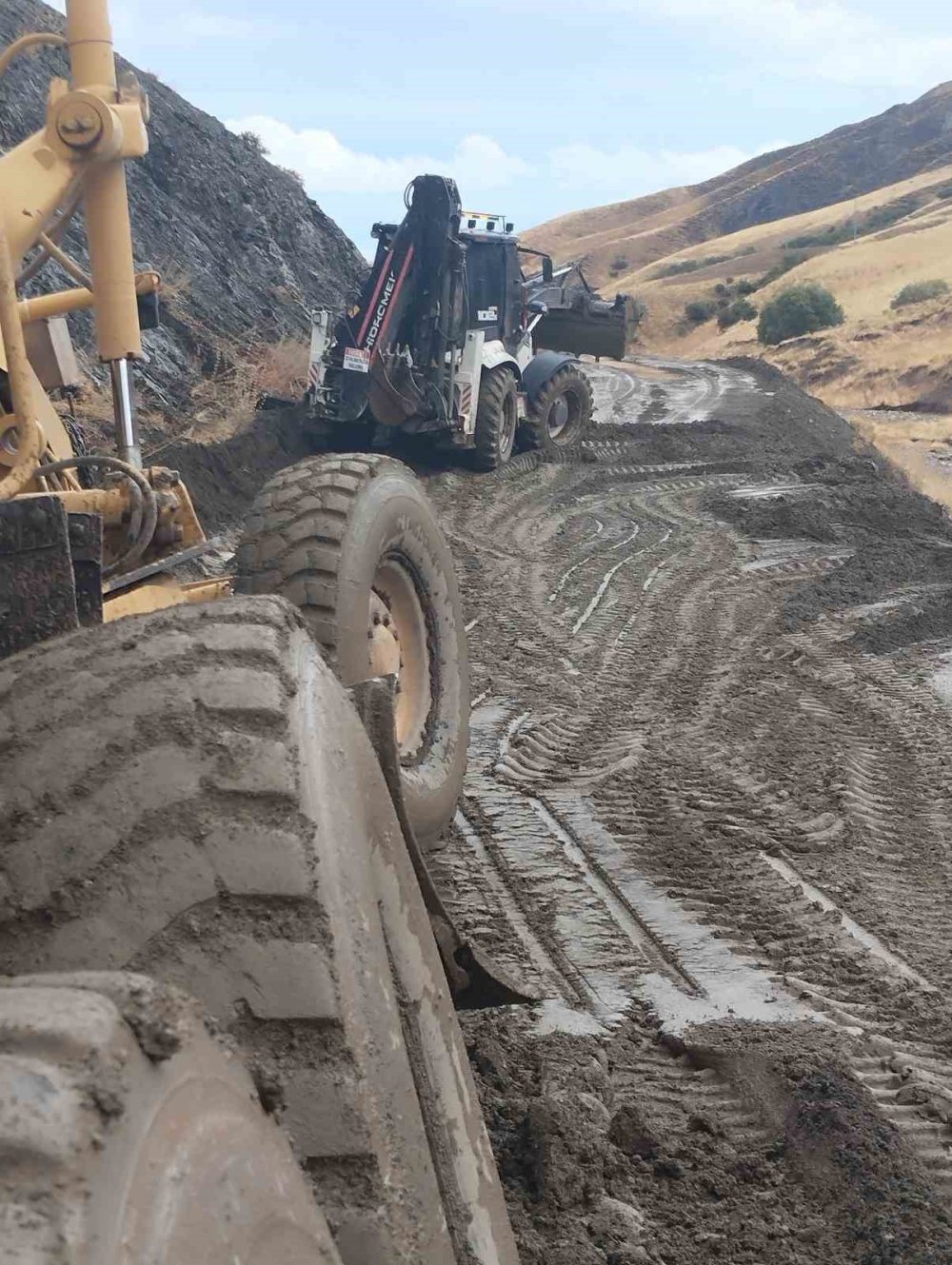 Bitlis-Ahlat’ta sel nedeniyle kapanan köy yolları ulaşıma açıldı