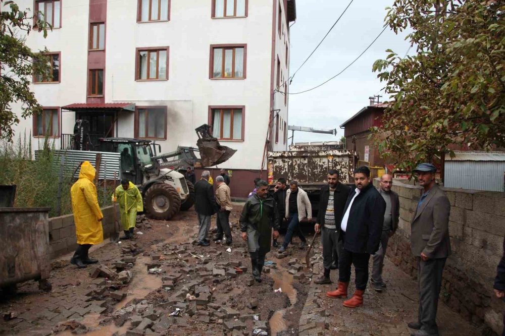 Bitlis-Ahlat’ta şiddetli yağış sel ve taşkınlara neden oldu