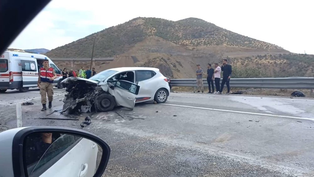 Bitlis’te araçlar kafa kafaya çarpıştı: 8 kişi yaralandı