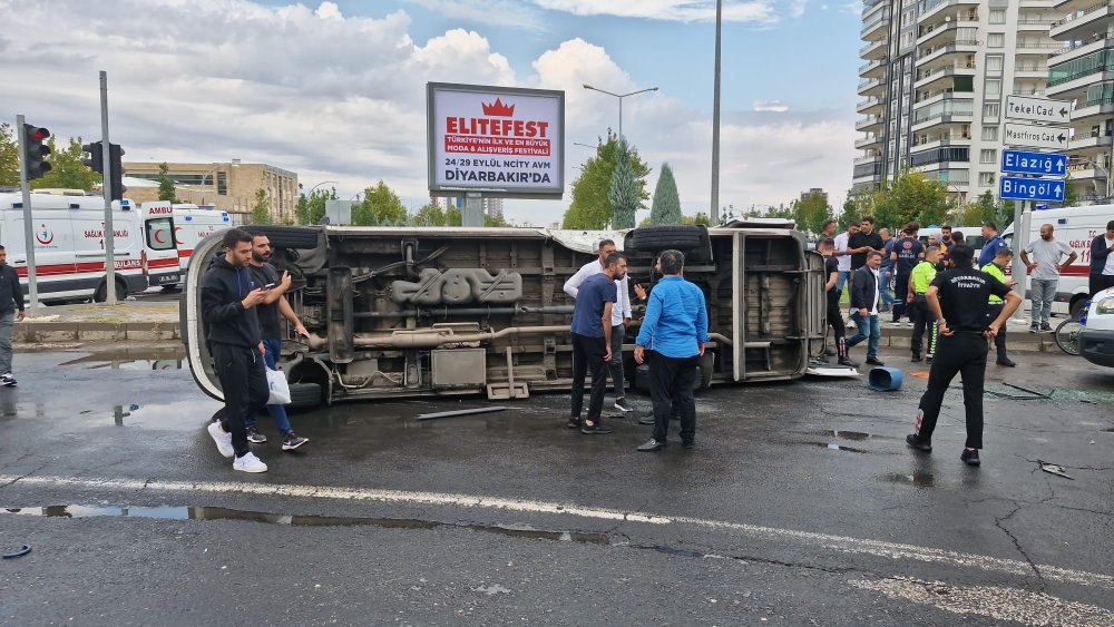 Diyarbakır’da otomobil ile minibüs çarpıştı:10 yaralı