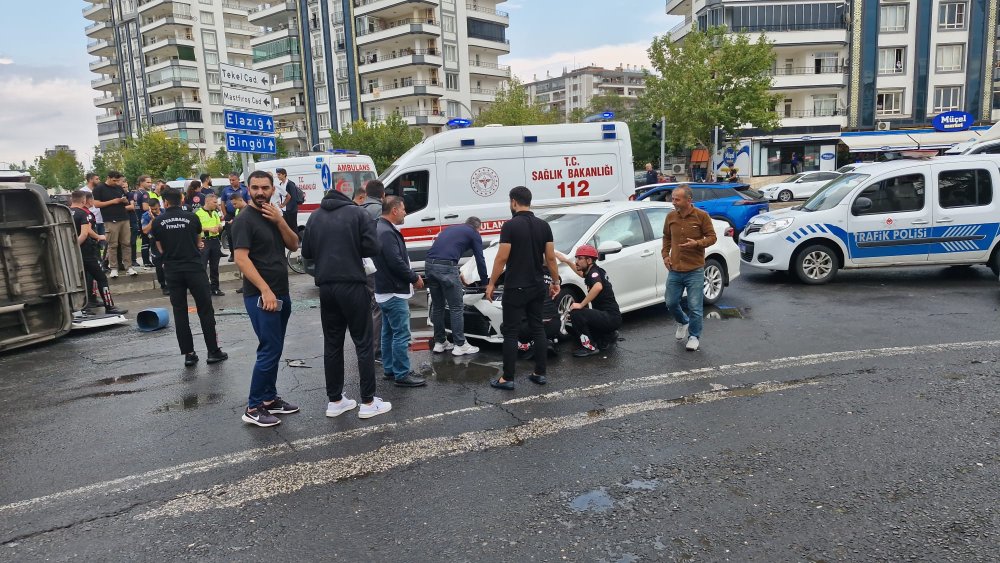 Diyarbakır’da otomobil ile minibüs çarpıştı:10 yaralı