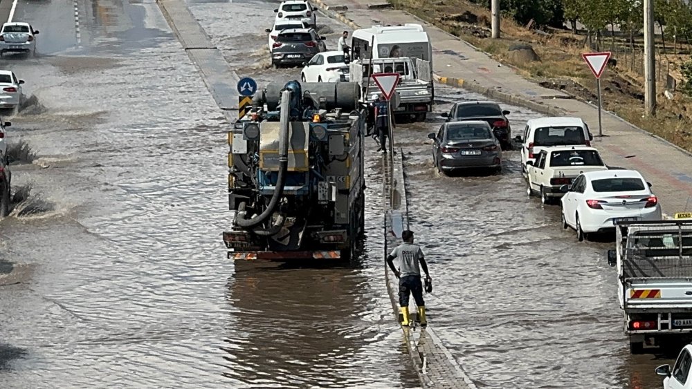 Diyarbakır’da sağanakta cadde ve sokaklar göle döndü