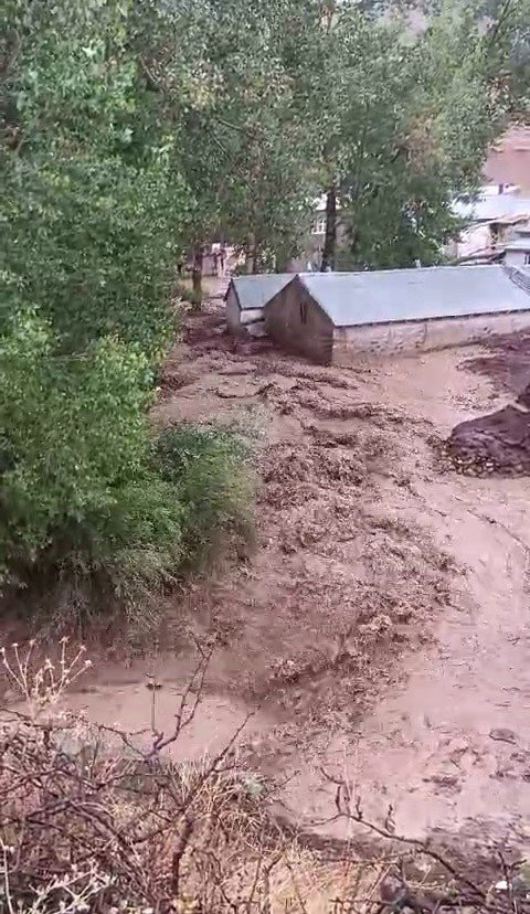 Erzurum-Karayazı’da sağanak yağış sele dönüştü