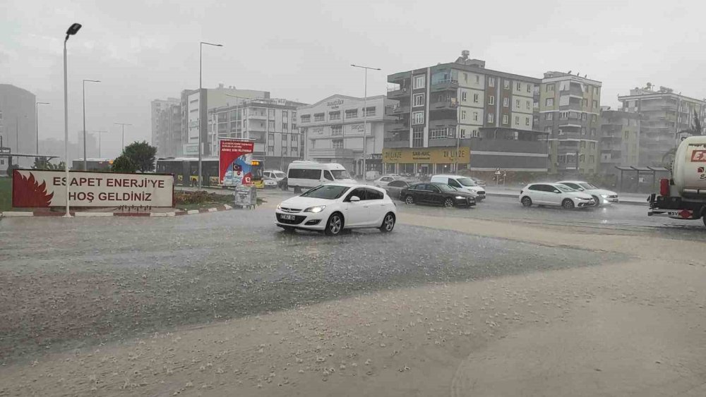 Şanlıurfa'da aniden bastıran sağanak yağış yolları göle çevirdi