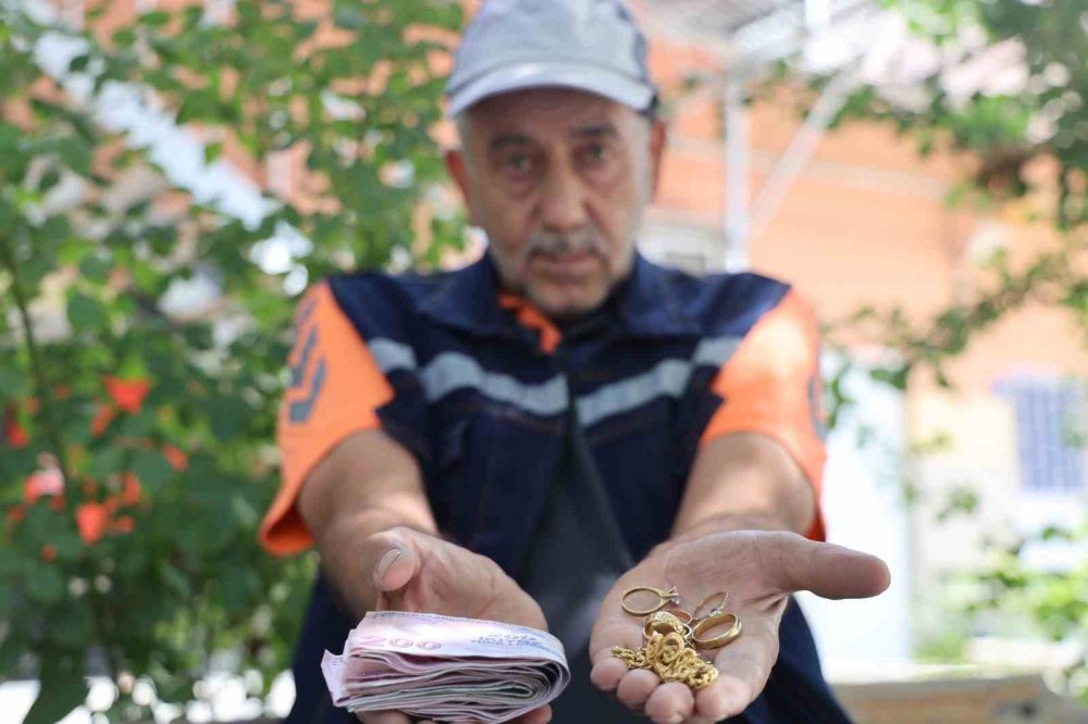 Temizlik görevlisinden insanlık dersi: Altın ve para dolu cüzdanı polise teslim etti