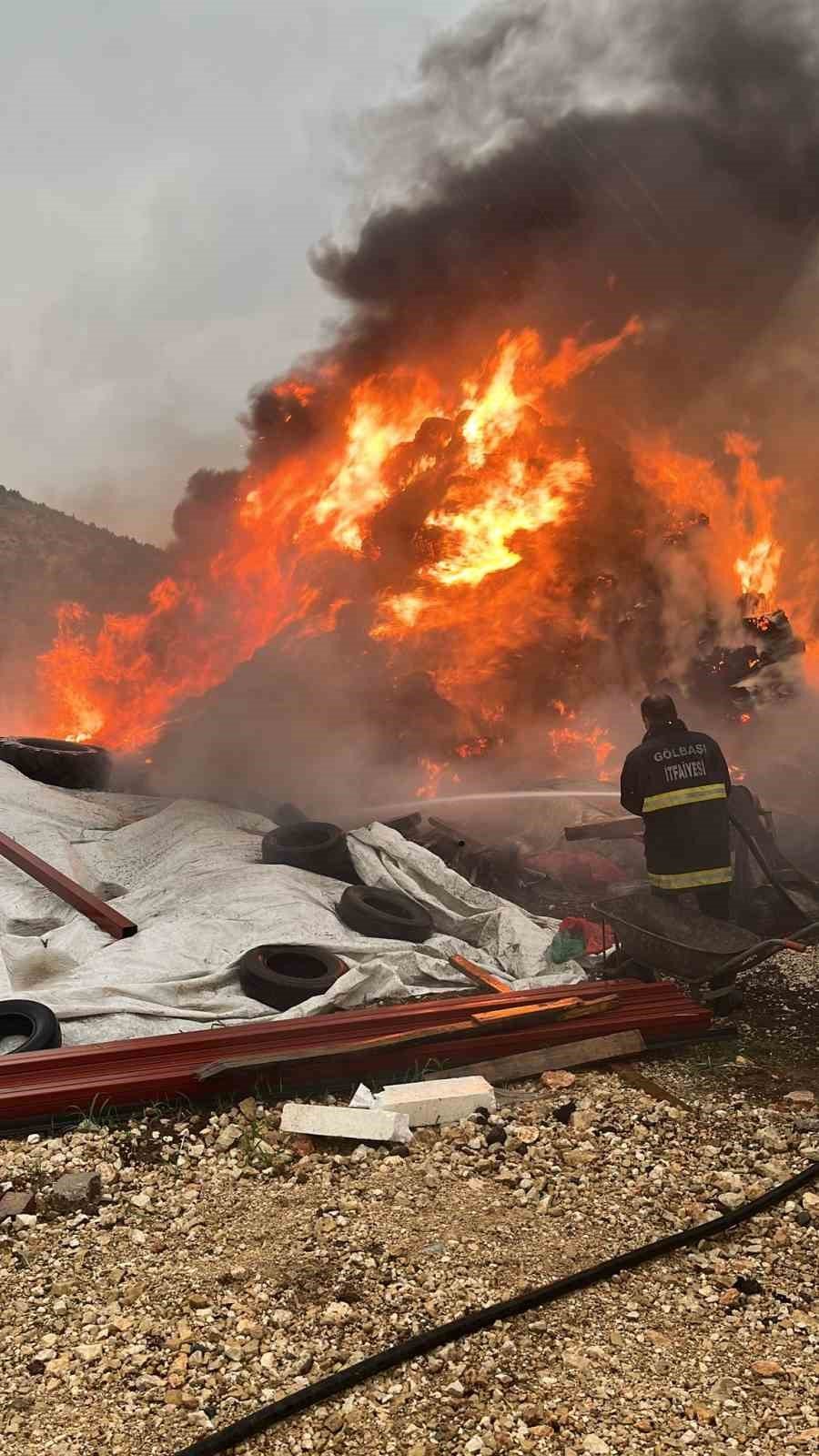 Adıyaman'da yıldırımın düştüğü samanlık alev alev yandı