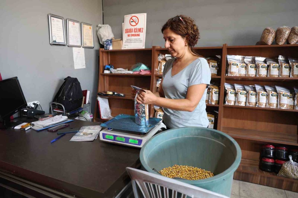 Depremzede 2 çocuk annesi, devraldığı tesiste tonlarca leblebi üretiyor