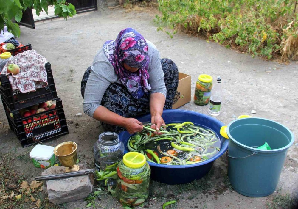 Erzincan’da kadınların turşu mesaisi