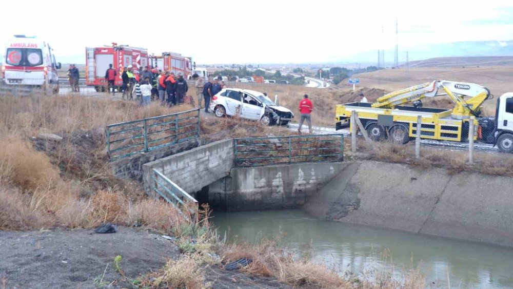 Erzurum’da otomobil su kanalına uçtu: 2 kişi öldü, 1 yaralı