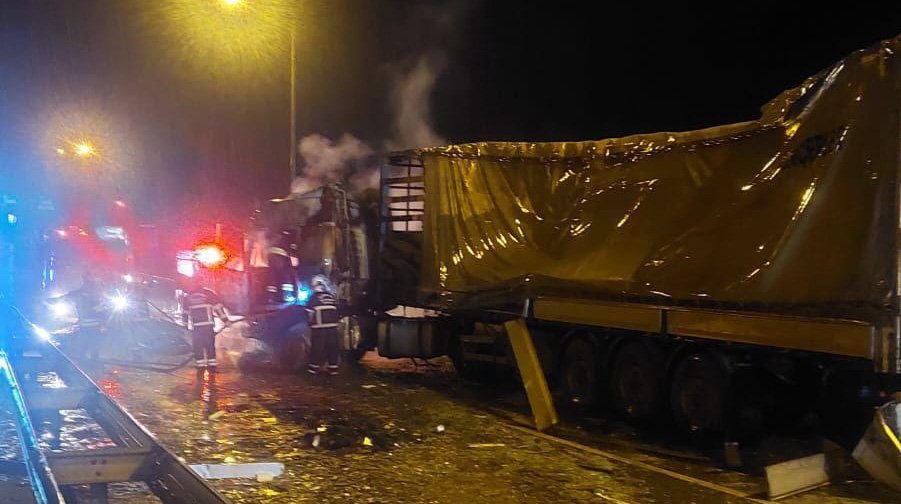 Gaziantep'te TIR bariyerlere çarpıp alev aldı: TIR'ın şoförü yaralandı