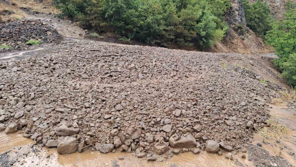 Tunceli’de  yağış heyelana neden oldu