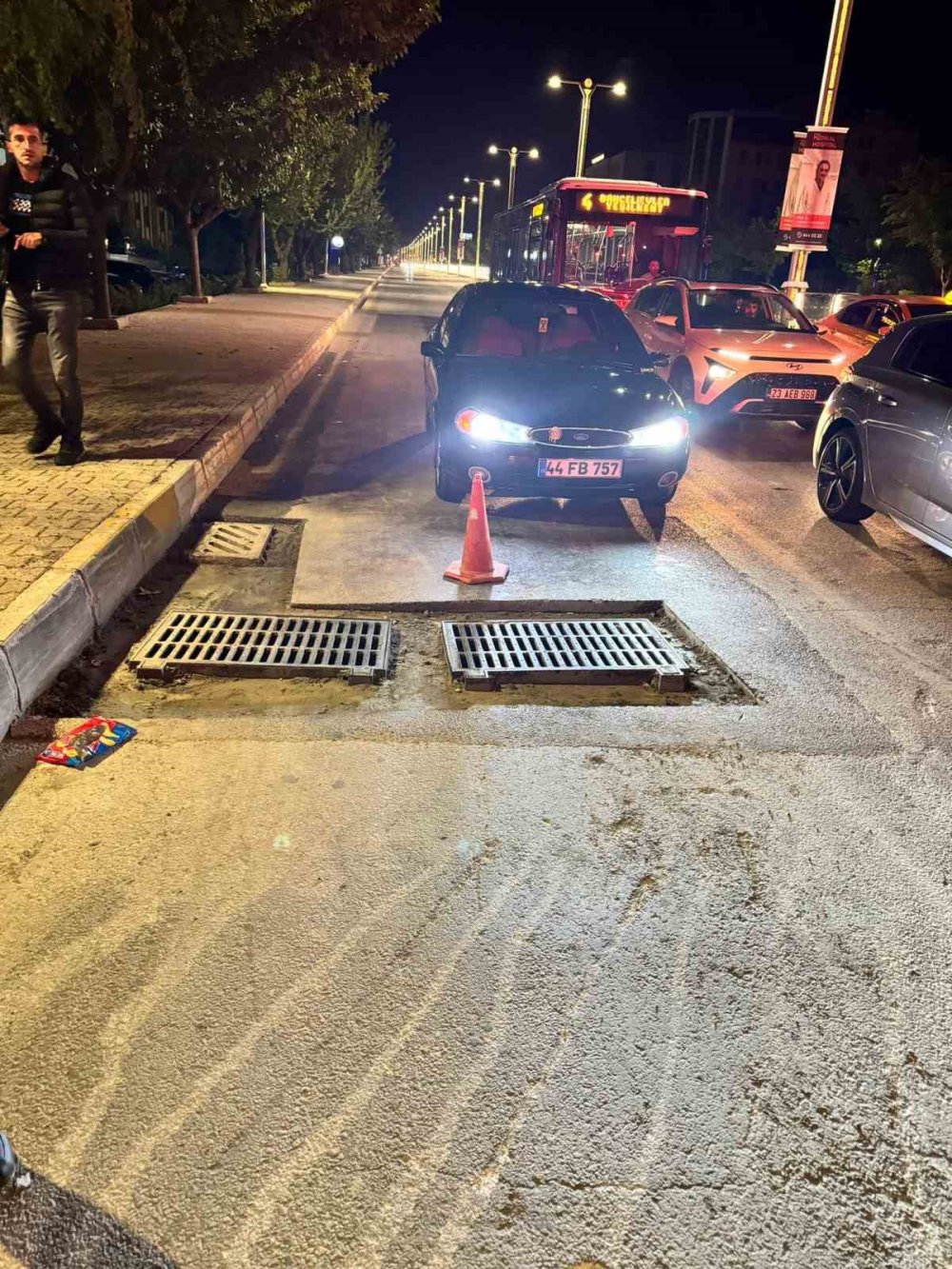 Elazığ’da motosiklet devrildi: 2 kişi yaralandı