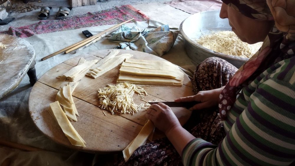 Erzincan'da kadınlar kışlık erişte kesimine başladı