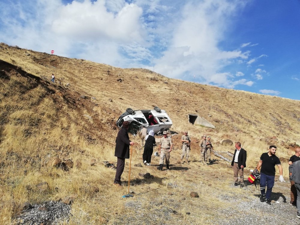 Muş’ta düğüne gideleri taşıyan minibüs takla attı: 20 kişi yaralandı