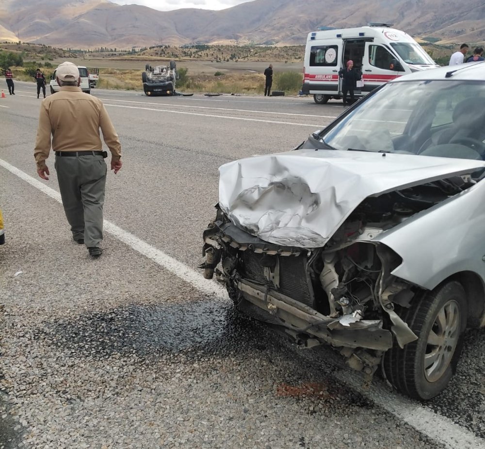 Otomobil ile kamyonet çarpıştı: 3 kişi yaraladı