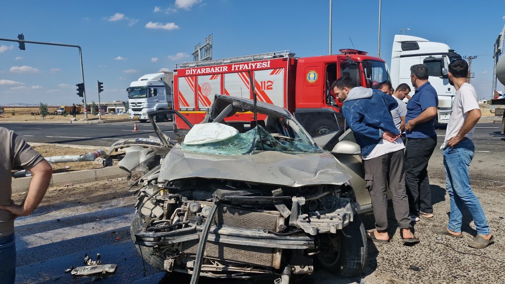 Diyarbakır'da tanker ile otomobil çarpıştı: 2'si ağır 4 kişi yaralandı