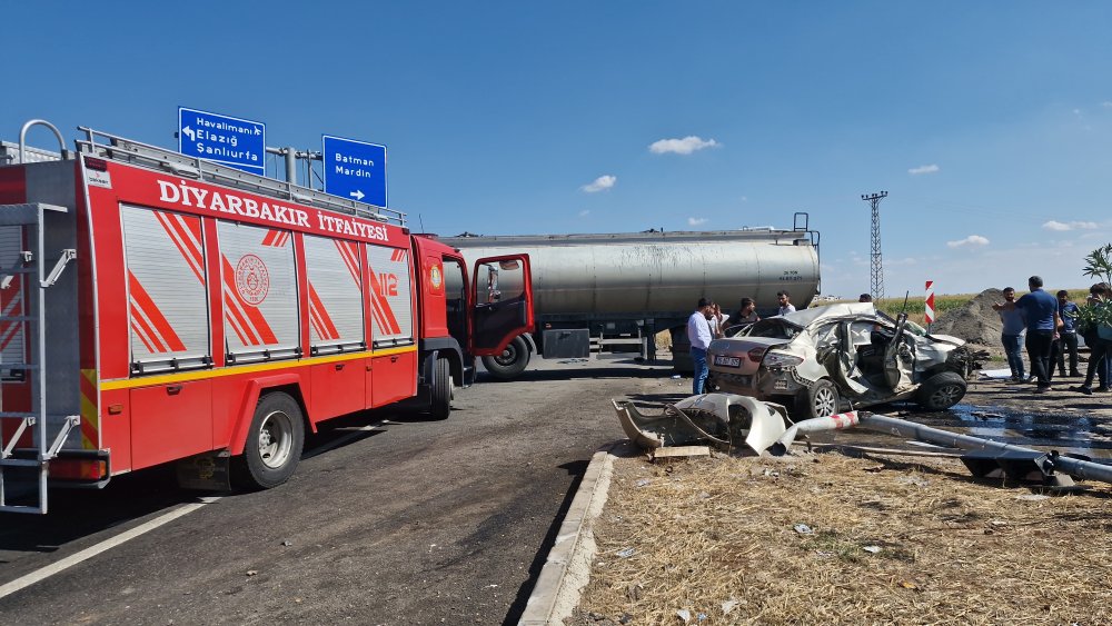 Diyarbakır'da tanker ile otomobil çarpıştı: 2'si ağır 4 kişi yaralandı